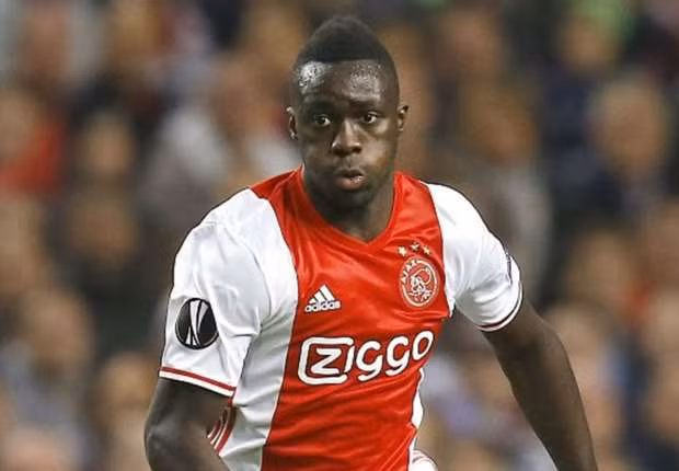 Tottenham sẽ có tân binh: Sau trận thắng Newcastle 2-0 ở vòng mở màn Premier League, HLV Pochettino khẳng định Tottenham sẽ đón 1 số tân binh trước khi phiên chợ hè 2017 đóng cửa. Hiện mục tiêu số 1 của Spurs là trung vệ Davinson Sanchez của Ajax.