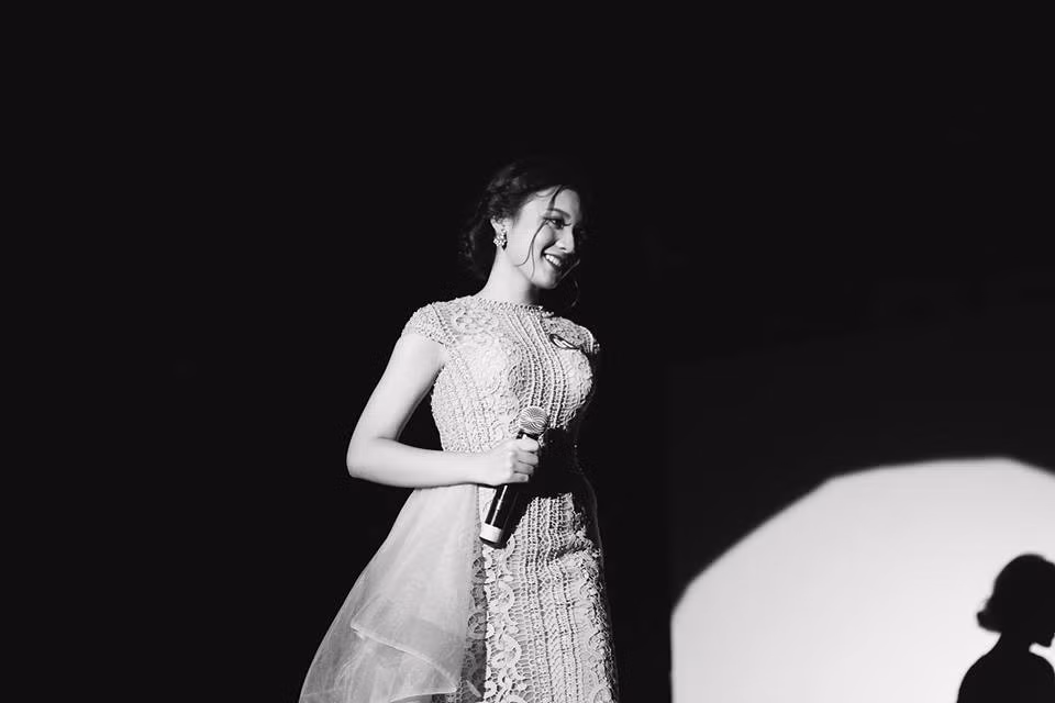 Cộng tác làm MC cho VTV khi còn đi học, Thảo phải cân bằng giữa việc học ở trường và những chuyến công tác xa nhà triền miên.