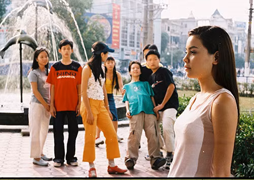 Ở lĩnh vực âm nhạc cũng không khá hơn, với sự giúp đỡ của nhạc sĩ Quốc Bảo, Hồ Ngọc Hà mới chỉ dừng lại ở mức độ “Người đẹp hát” trên sân khấu biểu diễn.