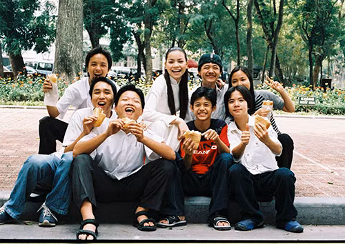 Cùng nhìn lại Hồ Ngọc Hà ngày ấy, khi còn là thần tượng trong sáng của nhóm bát quái trong phim.