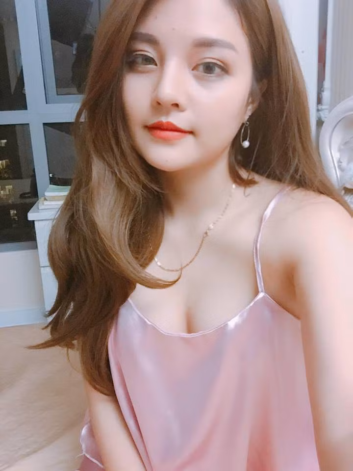 Trà My sinh năm 1995, đến từ Hà Tĩnh, hiện đang là sinh viên năm cuối trường Học viện Báo chí &amp; Tuyên truyền Hà Nội.