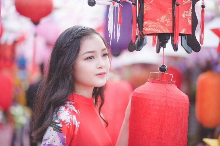 Kiểu tóc xõa buông dài, gương mặt thanh tú khiến Thu Hiền thêm phần trẻ trung và đáng yêu