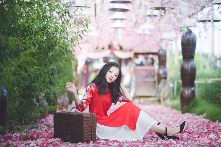 Mới đây, trên mạng xã hội, cô bạn người Quảng Ninh có tên là Thu Hiền đã ghé thăm chụp ảnh với khung cảnh Trung thu trong sắc áo dài đỏ cách tân của dân tộc và nhanh chóng được cộng đồng mạng đón nhận nhiệt tình.