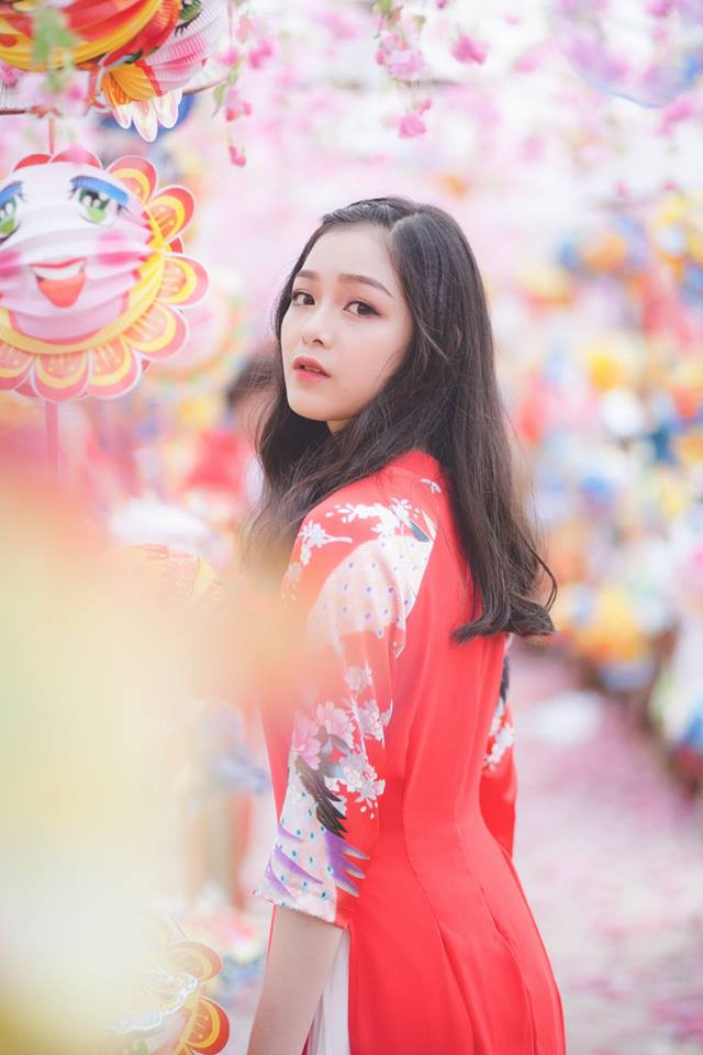 Chưa hết, từng biểu cảm trên gương mặt của cô bạn đến từ Quảng Ninh được đánh giá khá tốt khi sự thanh nhã và hiền hậu được đặt làm tiêu chí hàng đầu cho bộ ảnh.