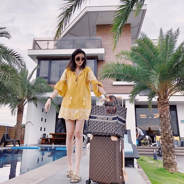 Sau khi có con, Soái Quân Vóc đẹp lên bội phần, dáng thon thả, gợi cảm của cô chính là niềm mơ ước của biết bao nhiêu bà mẹ bỉm sữa.