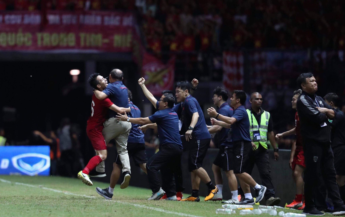 Anh Duc no sung, DTQG Viet Nam khien Thai Lan om han o phut cuoi