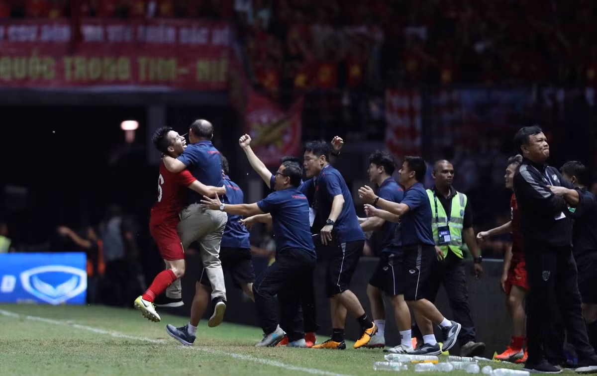 Anh Duc no sung, DTQG Viet Nam khien Thai Lan om han o phut cuoi