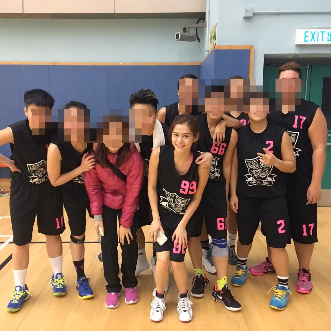 Sau thời gian lục lọi trên các diễn đàn mạng, danh tính của "nữ thần thể thao" đã được tìm ra. Đó là Fang Yonglin, hiện sinh sống và học tập tại Hong Kong.