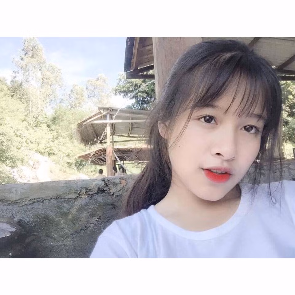 Việc bất ngờ nổi tiếng đi kèm với nhiều người quan tâm hơn đồng nghĩa với cuộc sống của cô bạn này bị xáo trộn đáng kể. Hot girl 10X này cảm thấy khá buồn nhưng bên cạnh cô vẫn có gia đình và bạn bè đồng hành.