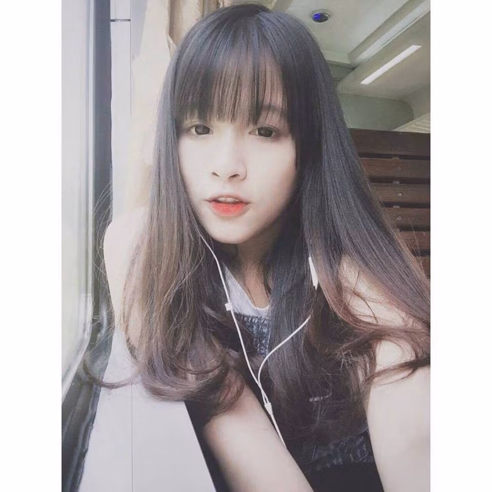 Trà My chọn hát nhép lại ca khúc "Có em chờ" của nữ ca sĩ Min. Nụ cười có chiếc răng khểnh đáng yêu của cô bạn sinh năm 2001 đã "đốn gục" trái tim của bao anh chàng.