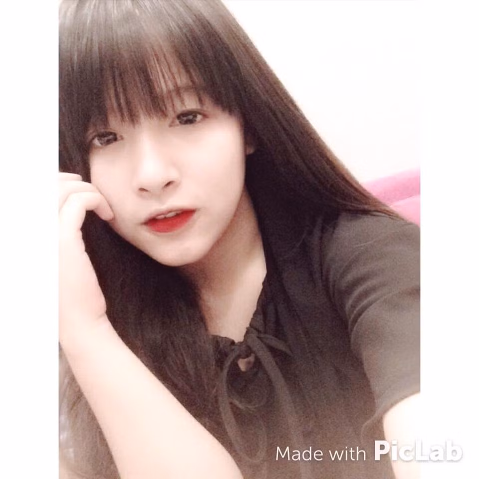 Cô bạn 10X có chiếc răng khểnh gây chú ý thời gian vừa qua có tên Nguyễn Thị Trà My (sinh năm 2001 tại Đông Hà, Quảng Trị).