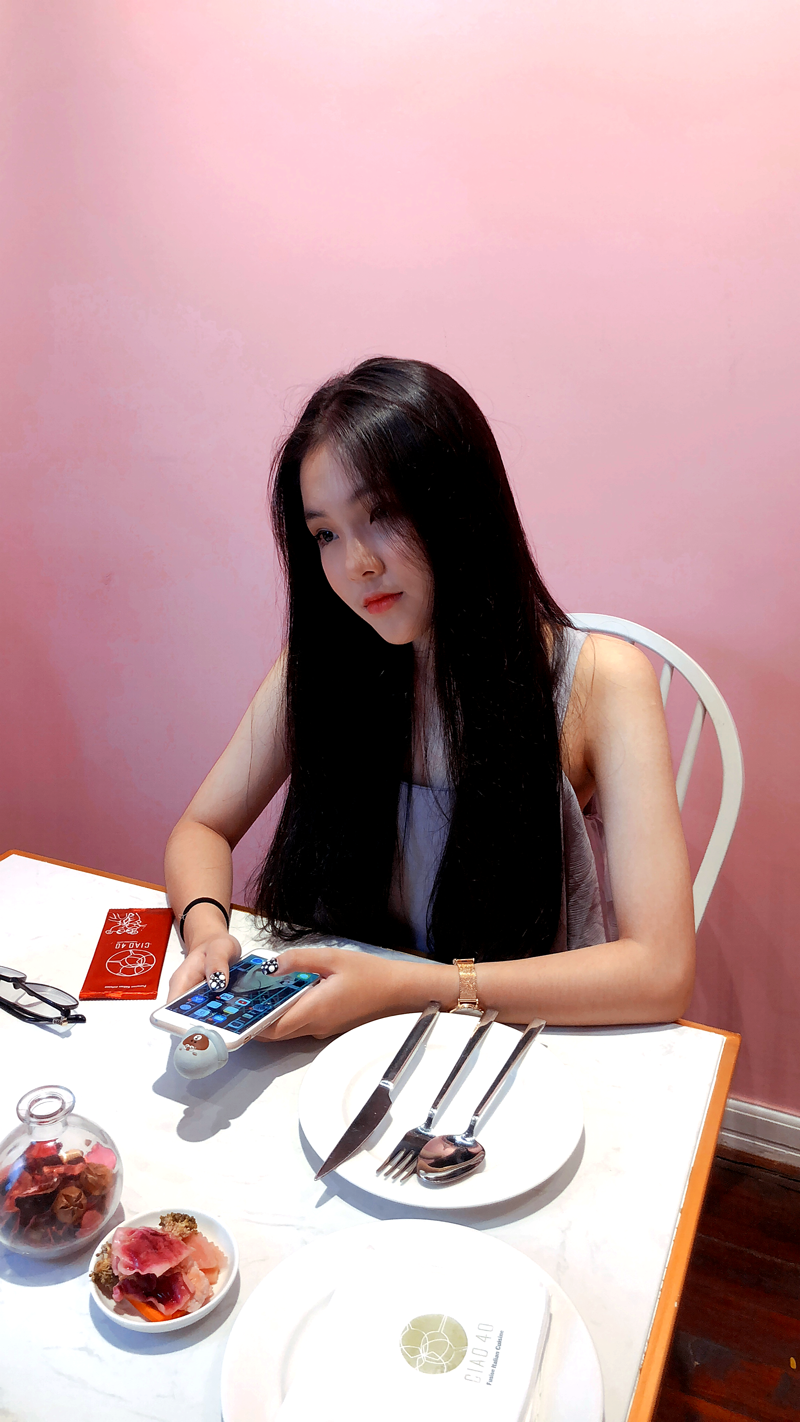 Hương Xuân gây ấn tượng với làn da trắng không tì vết, đôi mắt to tròn, dáng chuẩn với chiều cao 1,64m.