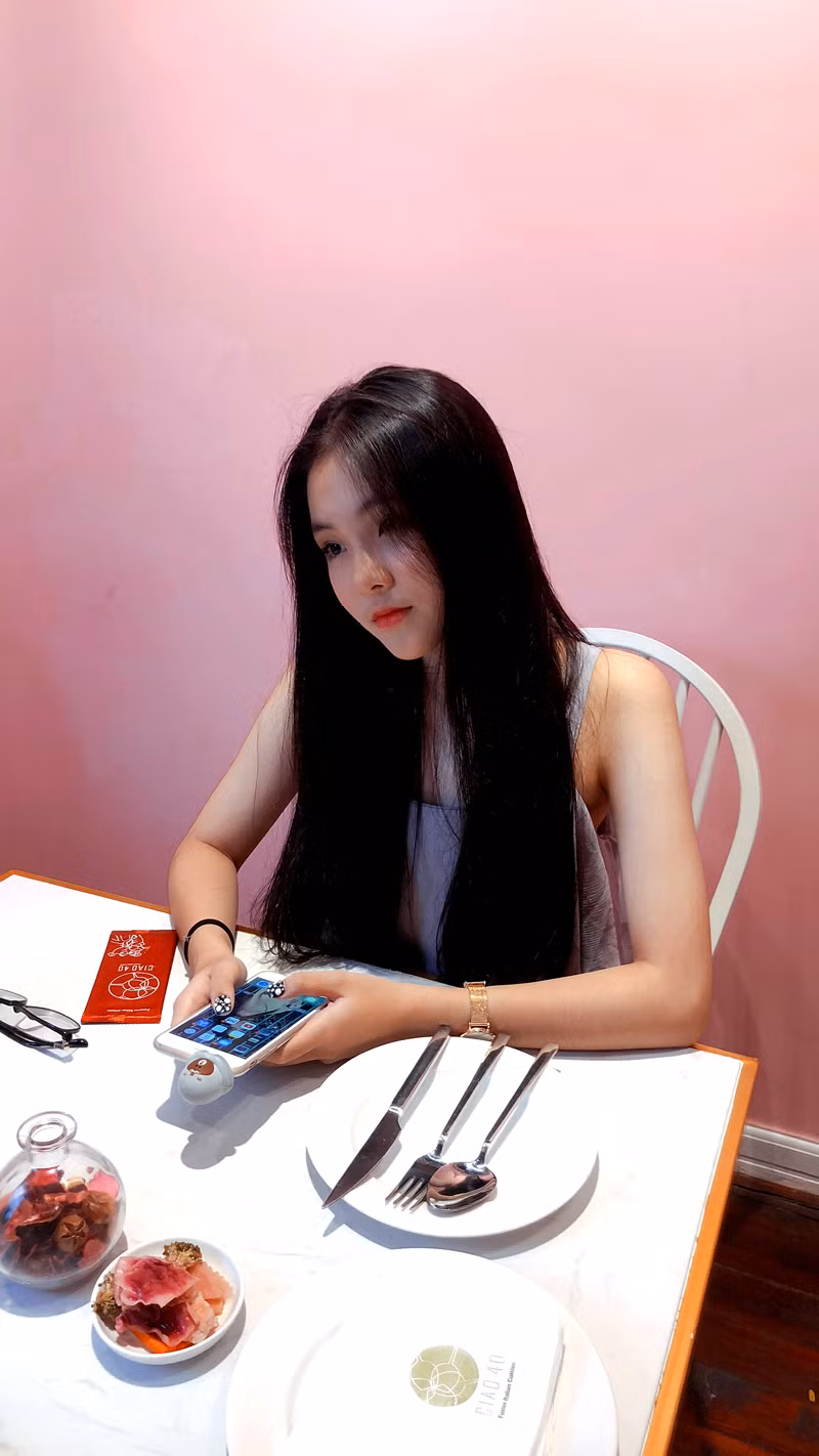 Hương Xuân gây ấn tượng với làn da trắng không tì vết, đôi mắt to tròn, dáng chuẩn với chiều cao 1,64m.