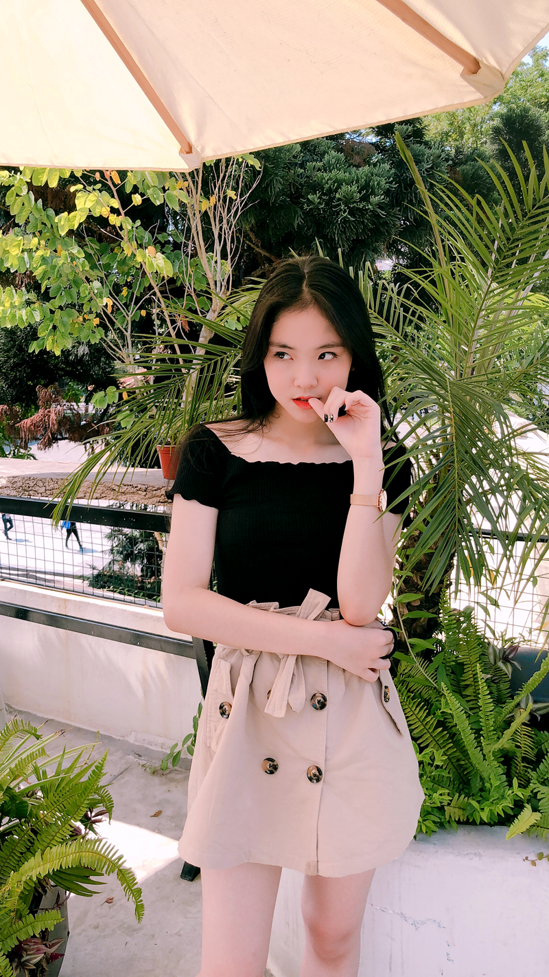 Nữ sinh 10X xinh đẹp được nhắc tới đó là Đào Ngọc Hương Xuân, sinh năm 2003 hiện đang học tại trường THPT Nguyễn Huệ, TP. Yên Bái, hiện là một trong những hot teen được đông đảo giới trẻ tại địa phương này chú ý.