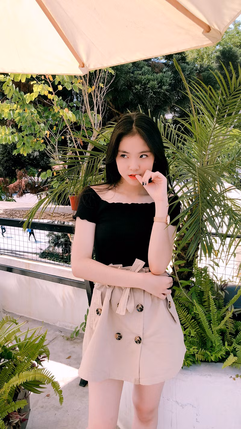 Nữ sinh 10X xinh đẹp được nhắc tới đó là Đào Ngọc Hương Xuân, sinh năm 2003 hiện đang học tại trường THPT Nguyễn Huệ, TP. Yên Bái, hiện là một trong những hot teen được đông đảo giới trẻ tại địa phương này chú ý.