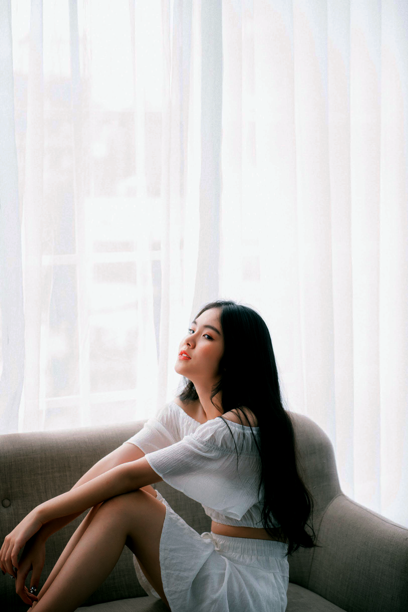 Hương Xuân hầu như không dùng Facebook, tài khoản Instagram cũng chỉ để ở chế độ riêng tư, chỉ liên hệ với bạn bè thân thiết.