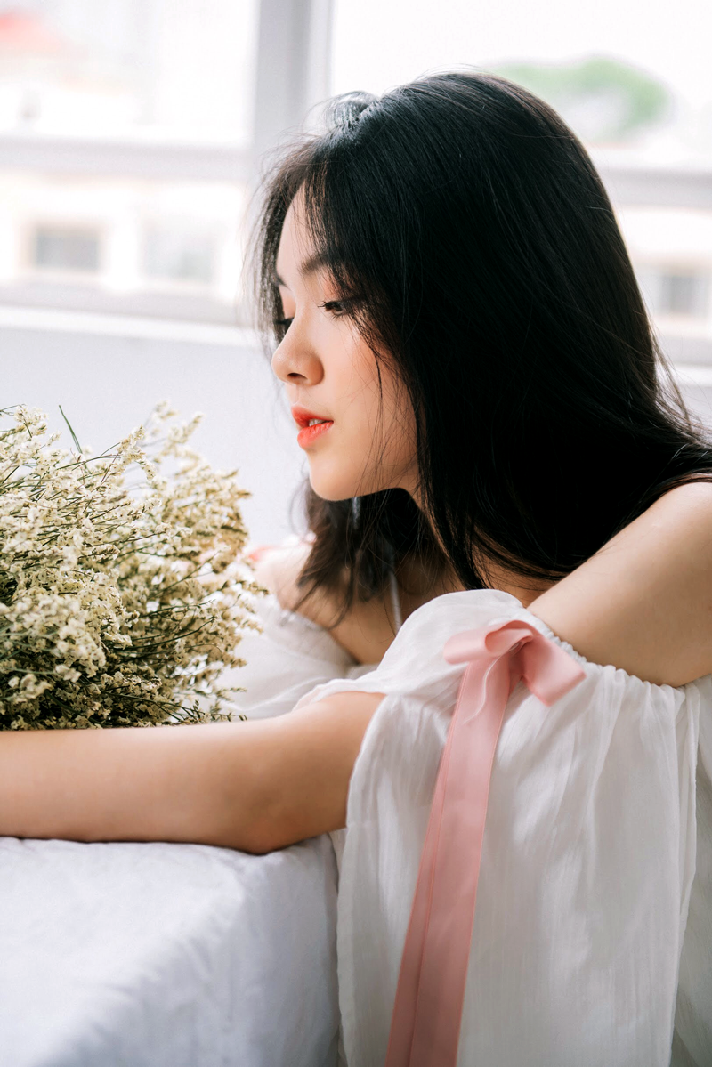 Nhờ diện mạo xinh đẹp, Hương Xuân thường xuyên nhận được lời mời làm mẫu ảnh cho các studio, cửa hàng thời trang. Tuy nhiên, do muốn tập trung vào việc học tập, Hương Xuân đã từ chối tất cả.