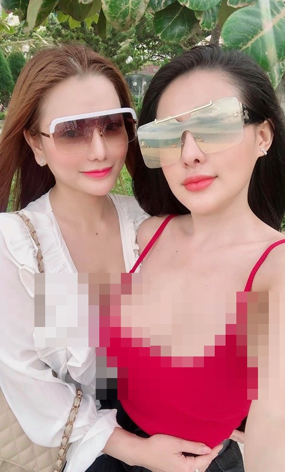 Quả thật như vậy, trên trang cá nhân của mình cả Ngân 98 và Mon 2K không ngần ngại ăn mặc khoe da thịt bằng những bộ đồ "tiết kiệm" vải.