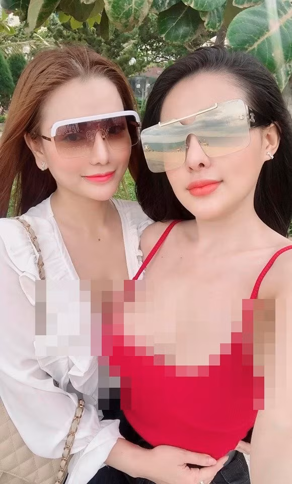 Quả thật như vậy, trên trang cá nhân của mình cả Ngân 98 và Mon 2K không ngần ngại ăn mặc khoe da thịt bằng những bộ đồ "tiết kiệm" vải.