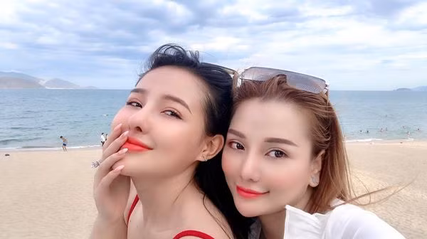 Cùng ngắm thêm hình ảnh của cặp đôi vàng trong làng khoe thân gây bao điều thị phi trên MXH.