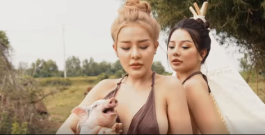 Mới đây, cặp đôi hot girl Ngân 98 và Mon 2K lại khiến CĐM choáng váng khi cho đăng tải clip khoe thân bất chấp tại Vũng Tàu.