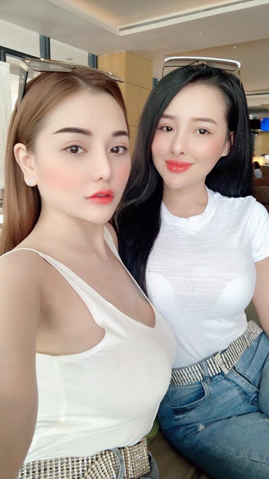 Thậm chí, nhiều dân mạng còn đùa nhau rằng nếu muốn xem ảnh nhạy cảm cứ vào facebook của Ngân 98 và Mon 2K không thiếu.