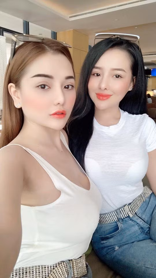 Thậm chí, nhiều dân mạng còn đùa nhau rằng nếu muốn xem ảnh nhạy cảm cứ vào facebook của Ngân 98 và Mon 2K không thiếu.