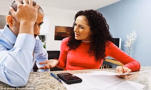 Chong cang nop het luong cho vo, gia dinh cang hanh phuc?