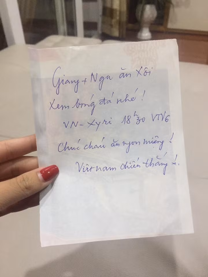 Làm tớ nhớ bà nội. Hồi ông bà nội còn sống, tuần tớ về quê 1 lần. Về quê bằng con 82 của ba tớ, để ăn quả ổi hay là bát cơm với ít thịt kho với lạc, bà treo cái nồi thịt kho lủng lẳng trên cái chạn bếp. Nhớ mà ứa nước mắt!", tài khoản Thùy Dung chia sẻ về ông ngoại mình.