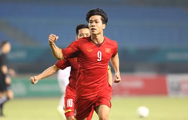 Còn nhớ tại Sea Games 28, Công Phượng trở thành khắc tinh của Malaysia, khi ghi 2 bàn thắng và tạo ra 2 quả 11m giúp U23 Việt Nam thắng 5-1 U23 Malaysia.