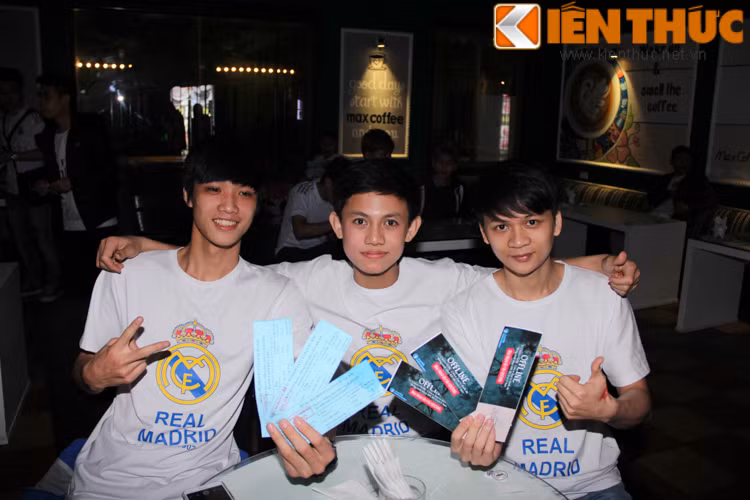 Các bạn trẻ fan của CLB Real Madrid đến bữa tiệc sinh nhật của Hội CĐV Real Madrid Hà Nội (RMHN) với niềm vui tươi hân hoan cùng với đó là hừng hực khí thế chuẩn bị cho trận cầu siêu kinh điển lần thứ 232.