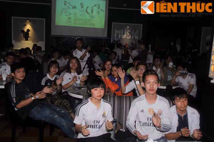 Không khí cực sôi động được các fan Real Madrid tạo ra trong buổi offline mừng sinh nhật và đón xem trận El Clasico.