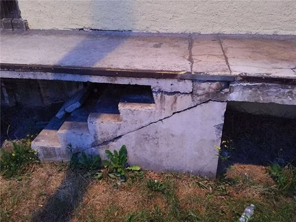 Với nhiều người lạc quan họ sẽ nghĩ, chiếc cầu thang này có trước và sau đó nó nối thêm mặt trên.