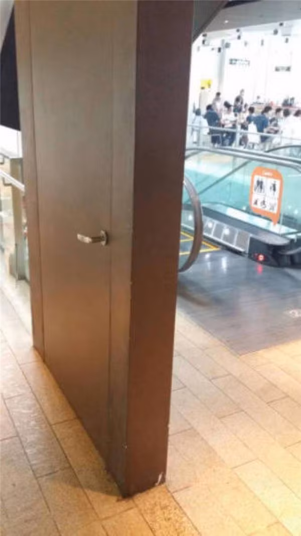 Đây ắt hẳn là cánh cửa thần kì của Doraemon.