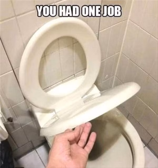 Không hiểu đây là lỗi do thiết kế hay trong khâu lắp đặt chiếc bồn vệ sinh này.