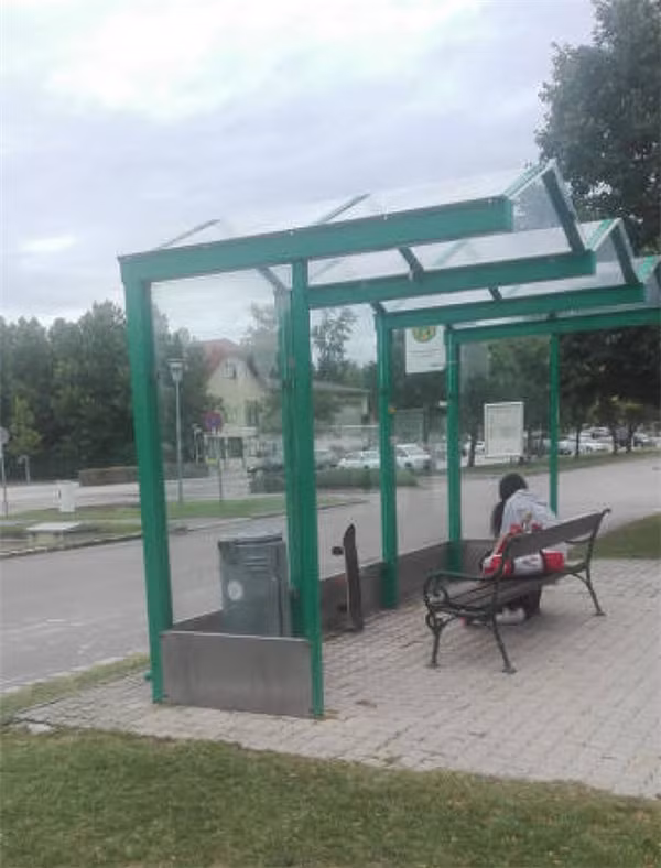 Khó có thể hiểu được do trạm chờ xe buýt bị ngược hay chiếc ghế bị lắp ngược. Nhưng những người thiết kế công trình này ắt hẳn đã tính toán thứ gì đó xa hơn.