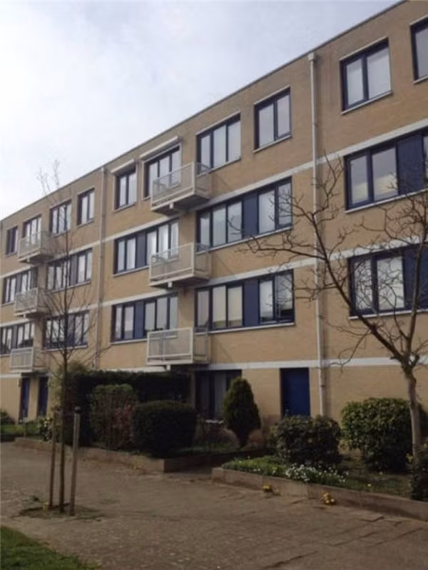 Cần lắm một cánh cửa để làm chiếc ban công phát huy được tác dụng hóng gió.