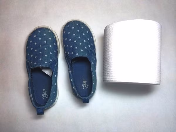 Nhét đầy giấy vào mũi giày người khác để cho nạn nhân bất ngờ khi đôi giày của mình không thể đi nổi.