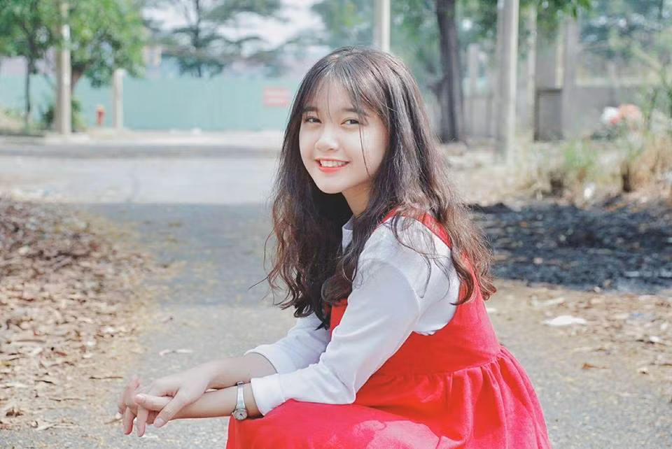 Năm 2017, ĐH Hoa Sen là ngôi trường được biết đến là lò sản xuất ra các "hot girl mới" cống hiến cho mạng xã hội. Tuy nhiên, trường ĐH Tôn Đức Thắng cũng không chịu lép vế sở hữu rất nhiều những "bóng hồng" đình đám đốn tin cộng đồng mạng. Chẳng hạn như cô bạn tên Ngọc Thảo, người mới đây đã làm nóng MXH bằng vẻ đẹp tươi mới.