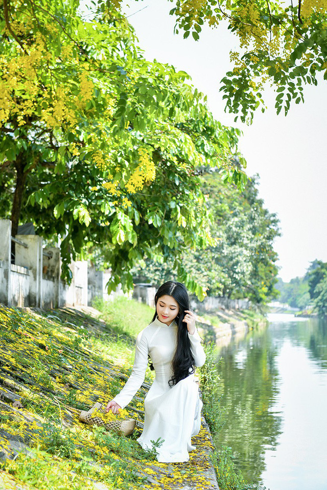 Bên cạnh đó cũng phải dành lời khen đặc biệt cho nhiếp ảnh gia Lê Xuân Bách khi rất nhạy cảm nhìn ra những góc đẹp mê hồn trên khuôn mặt cũng như bắt trọn được thần thái mà Kim Khánh biểu cảm.