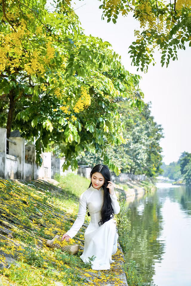 Bên cạnh đó cũng phải dành lời khen đặc biệt cho nhiếp ảnh gia Lê Xuân Bách khi rất nhạy cảm nhìn ra những góc đẹp mê hồn trên khuôn mặt cũng như bắt trọn được thần thái mà Kim Khánh biểu cảm.