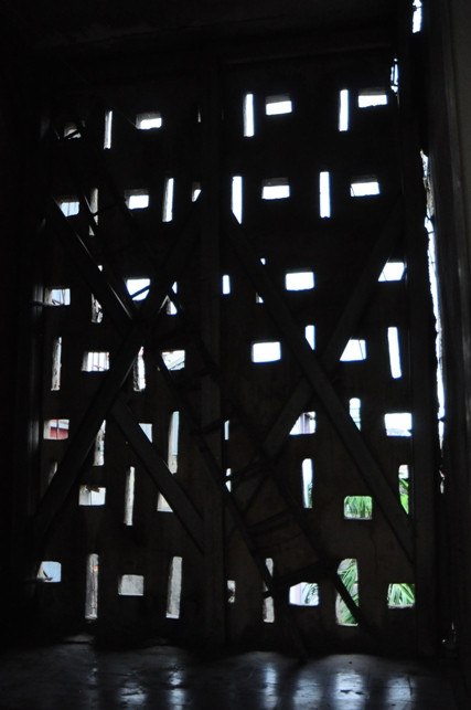 Nhiều đoạn nứt rộng hơn 10cm, đứng từ bên trong có thể nhìn xuyên ra bên ngoài qua khe nứt của cầu thang.