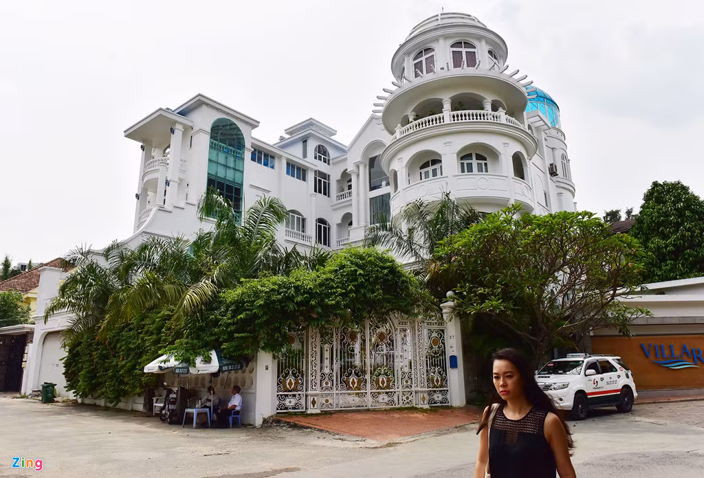 Với thiết kế độc đáo, tòa lâu đài tráng tráng lệ này nằm khá nổi bật tại khu vực có hàng chục biệt thự trăm tỷ.