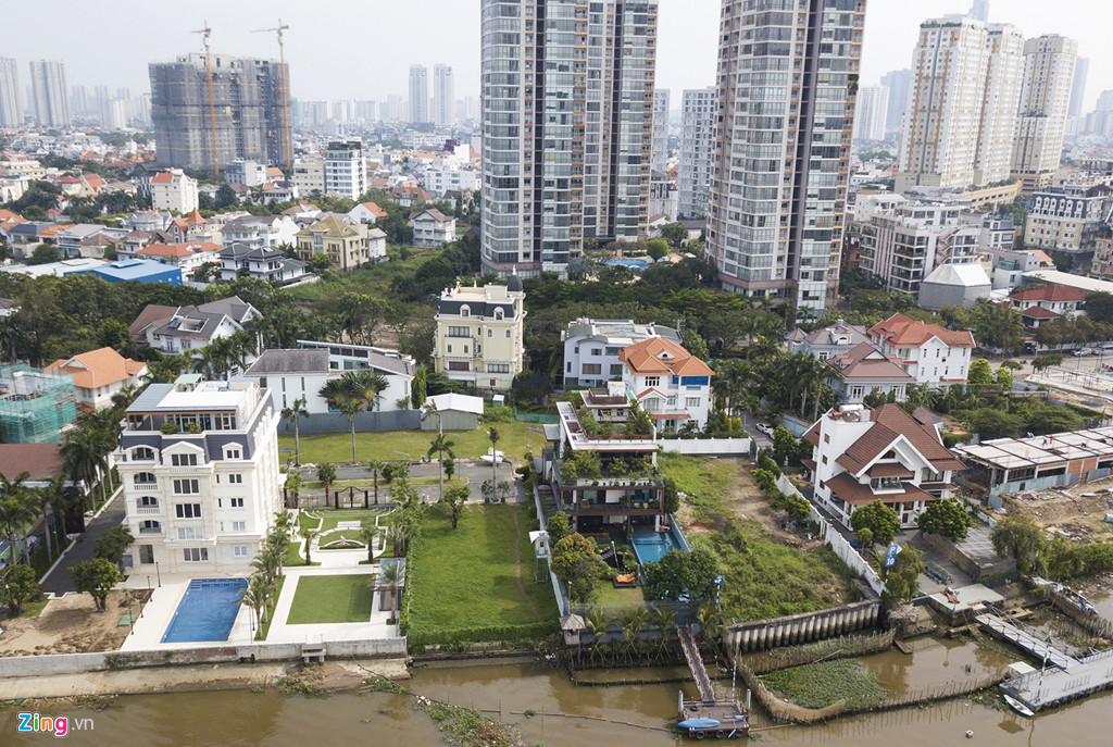 Ngoài các dự án biệt thự quy mô, tại Thảo Điền có không ít những biệt thự đơn lẻ có khuôn viên rộng hàng nghìn m2 bên bờ sông. Giá trị những căn biệt thự này có thể lên tới hàng trăm tỷ đồng.