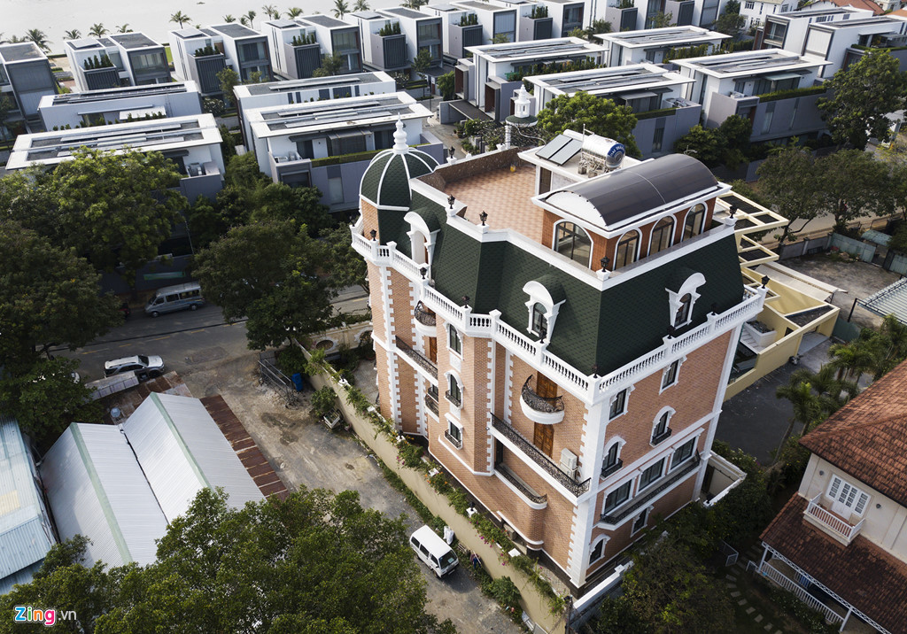 Một căn biệt thự 6 tầng, thiết kế theo phong cách cổ điển với nhiều chi tiết xung quanh cầu kỳ, tinh tế nằm bên mặt tiền đường Nguyễn Văn Hưởng, đối diện khu HOLM Residences.