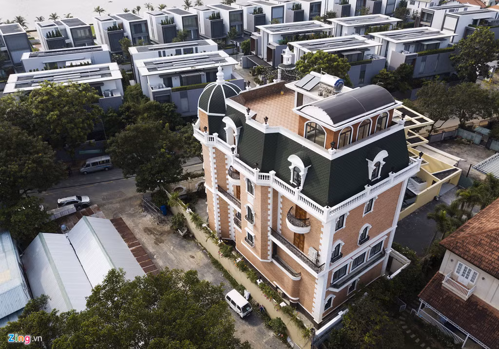 Một căn biệt thự 6 tầng, thiết kế theo phong cách cổ điển với nhiều chi tiết xung quanh cầu kỳ, tinh tế nằm bên mặt tiền đường Nguyễn Văn Hưởng, đối diện khu HOLM Residences.