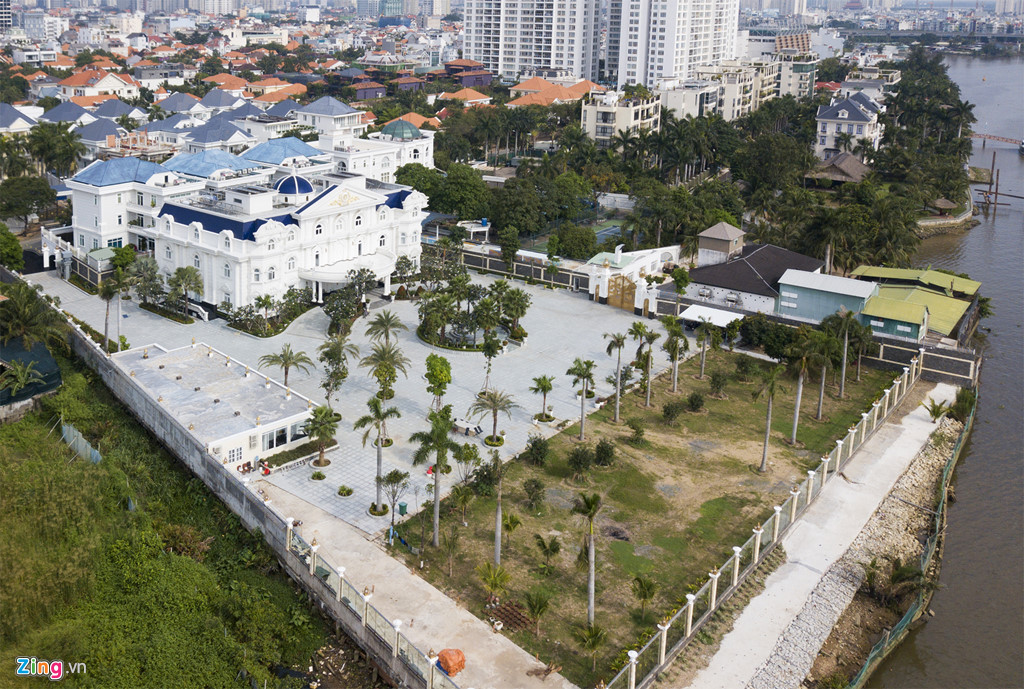 Cũng nằm bên đường Nguyễn Văn Hưởng là một tòa nhà màu trắng nguy nga, tráng lệ được xây dựng theo phong cách kiến trúc châu Âu. Bên trong có khoảng sân vườn rộng lớn chạy dài tới bờ sông Sài Gòn. Được biết, đây là nhà mới của một mỹ nhân nổi tiếng trong showbiz lấy chồng doanh nhân. Tòa nhà hoàn thành vào cuối năm 2018.