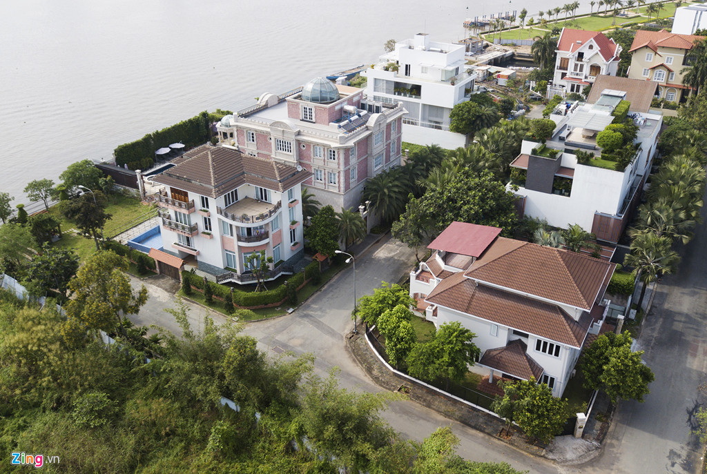 Một số chuyên gia bất động sản đánh giá khu Thảo Điền có vị trí đẹp, vừa nằm cạnh trục đường lớn là Xa lộ Hà Nội, vừa sở hữu nhiều km bờ sông Sài Gòn, lại không quá xa trung tâm thành phố. Đây là điều kiện tốt để phát triển các dự án biệt thự, nhà phố đẳng cấp, hình thành những khu vực riêng biệt.