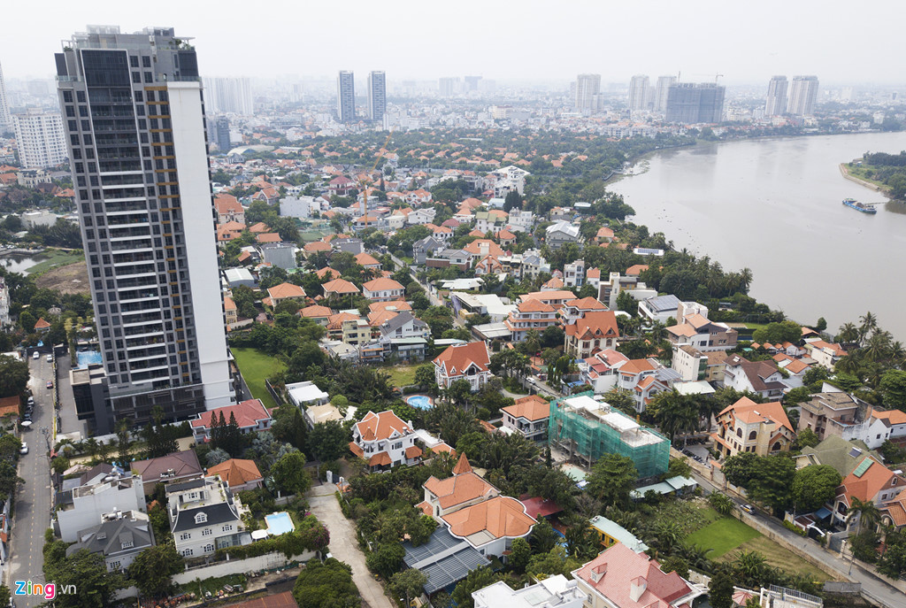 Cùng với Phú Mỹ Hưng (quận 7), lâu nay Thảo Điền là nơi thu hút giới nhà giàu tại thành phố. Khu này nổi tiếng là nơi cư trú dành cho giới doanh nhân thành đạt, trí thức trẻ, người nước ngoài đến sinh sống và làm việc tại Việt Nam. Tuy nhiên, bán đảo này còn nổi tiếng bởi tình trạng ngập lụt và kẹt xe xảy ra thường xuyên.