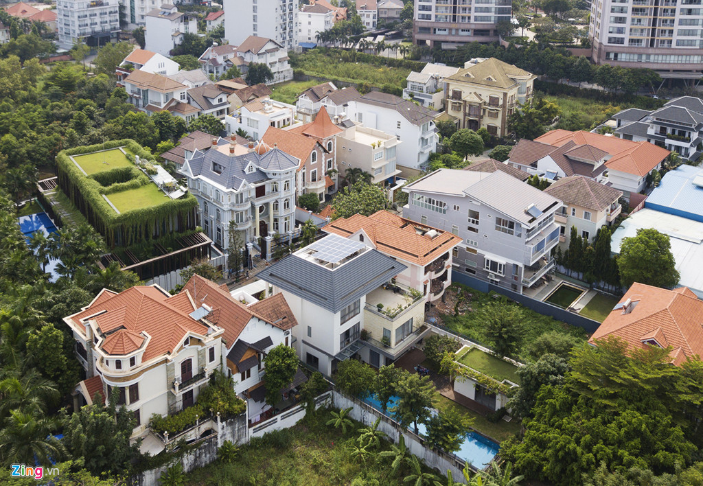 Những căn biệt thự biệt lập trong từng khu có kiến trúc khác nhau, từ phong cách cổ điển đến hiện đại nhưng đều rất đẹp mắt và sang trọng.